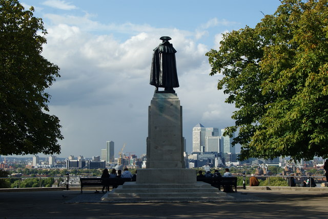 © Peter Trimming Wolfe of Quebec gazing over Canary Wharf